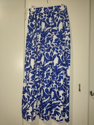Maxi skirt with blue and white floral pattern