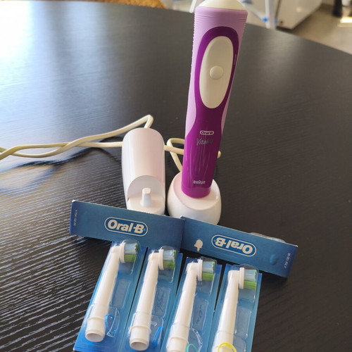 Oral-B electric toothbrush used with 6 replacement heads purple