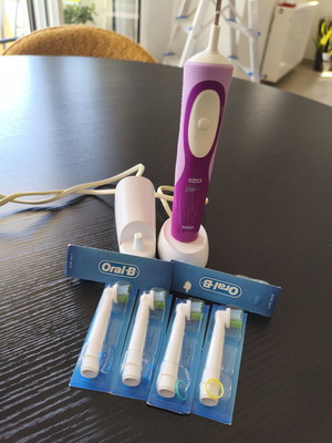 Oral-B electric toothbrush used with 6 replacement heads purple