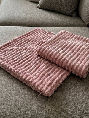 Set of 2 decorative pillowcases 45x45 like new, fluffy dusty pink