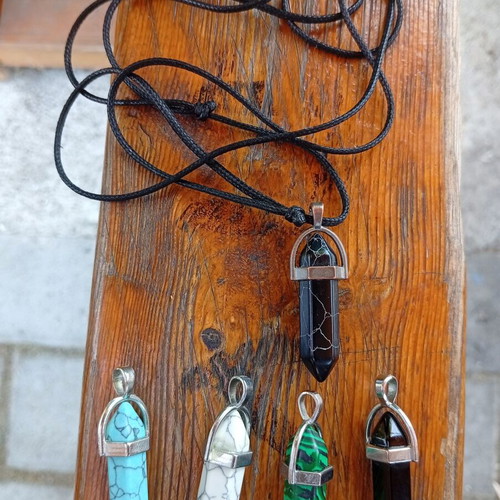 Crystal pendant set unisex like new, multicolor