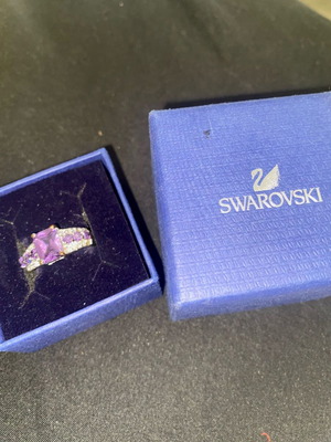 Swarovski κρυστάλλινο δαχτυλίδι καινούργιο με μωβ και ασημί τόνους