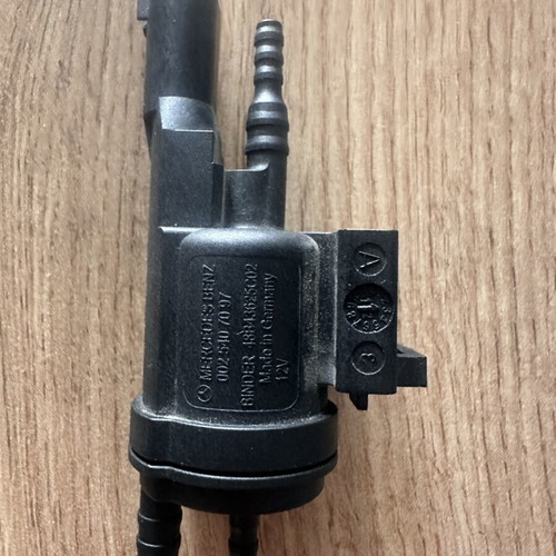 Mercedes-Benz Vacuum Change-Over Valve used, OEM A0025407097