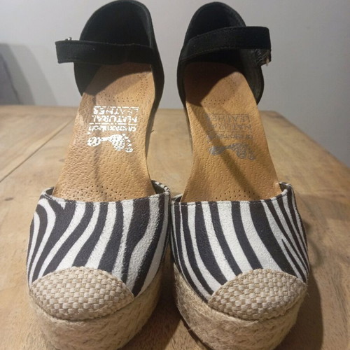 Espadrilles like new with animal print design and suede texture