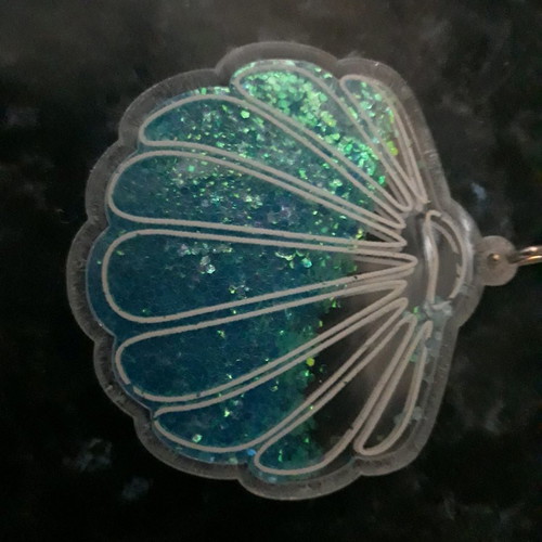 Shell keychain used with moving blue rhinestones