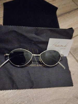 AV Sunglasses sunglasses like new, silver with case