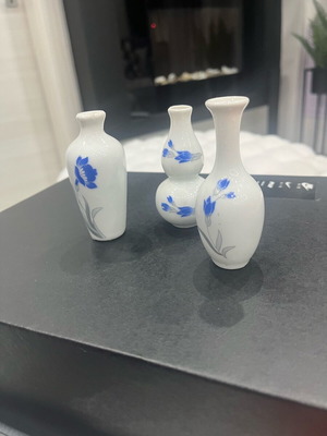 Miniature ceramic set of three vases like new