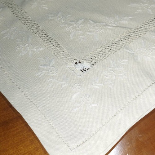 Tablecloth set with 12 beige embroidered napkins like new
