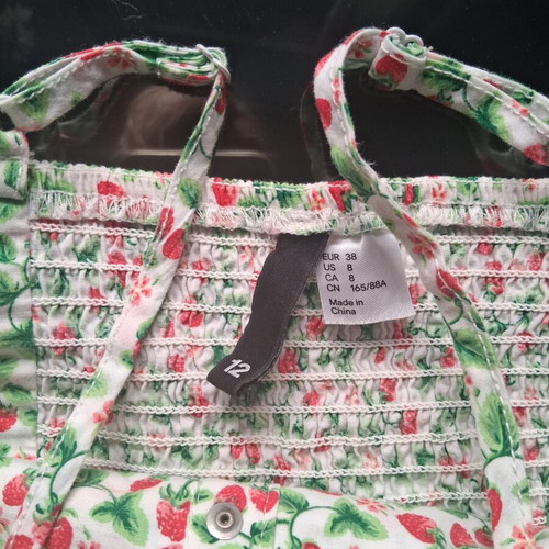 Strawberry crop top H&M medium size like new, white and green