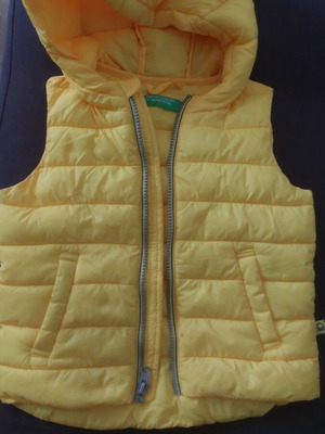 Benetton kids sleeveless jacket with hood like new, yellow