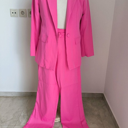 Women's fuchsia suit like new with button fastening