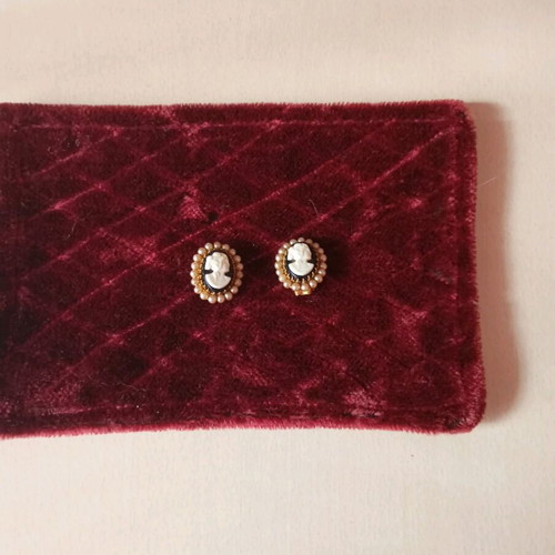 Vintage Cameo earrings clips, like new