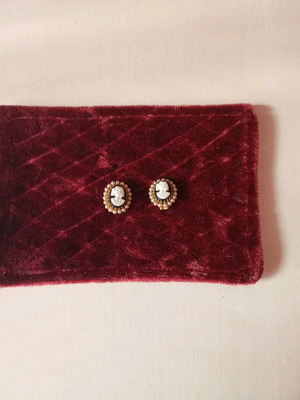 Vintage Cameo earrings clips, like new
