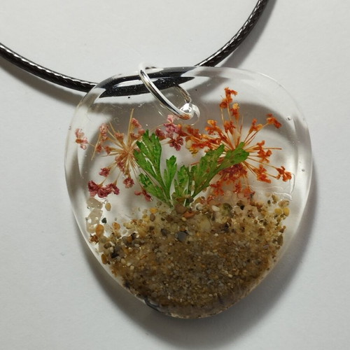 Handmade pendant with dried flowers in resin, new