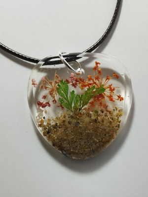 Handmade pendant with dried flowers in resin, new
