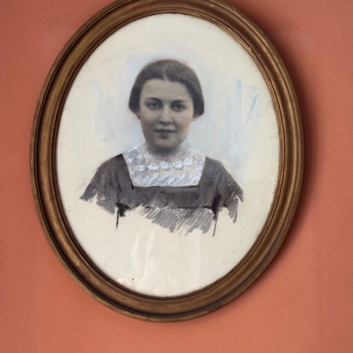 Old hand-painted photo in oval frame used, circa 1905