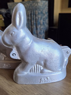 Rabbit Molds cast aluminum vintage set of 3 used