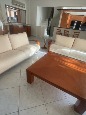 Σετ σαλονιού με 2 τριθέσιους καναπέδες και 2 τραπεζάκια σαν καινούργιο