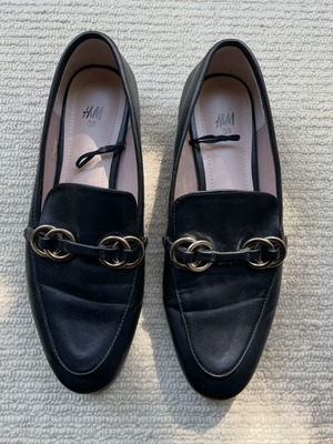 H&M Loafers μέγεθος 38 σαν καινούργιο, μαύρα με χρυσαφί λεπτομέρεια