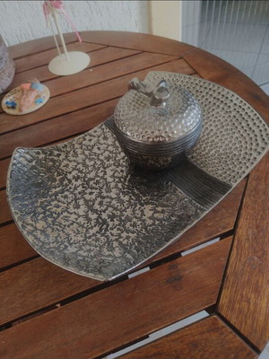 Decorative plate and vase like new