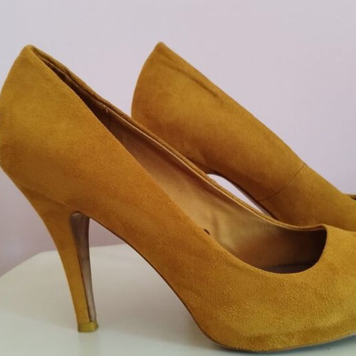 Mustard suede pumps size 39 like new