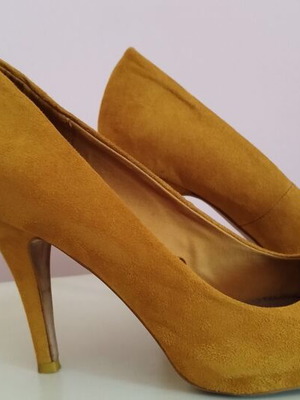 Mustard suede pumps size 39 like new