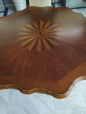 Τραπέζι σαλονιού με μαρκετερί σε απόχρωση μελιού, διάμετρος 1,30 μ.