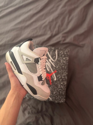 Jordan 4 Military Black σαν καινούργιο, μέγεθος 41