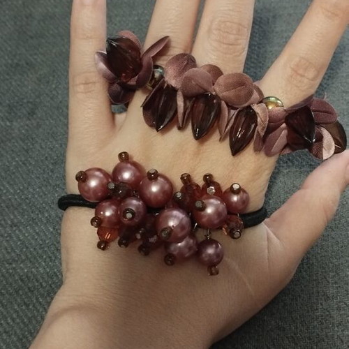 Boho hair accessories set of 2 with beads and petals, new, rotten apple color