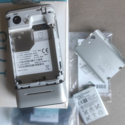 Sony Ericsson T715 box with original accessories and non-working device used