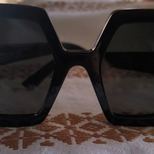Gucci sunglasses like new, oversized black hexagonal frame