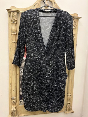 Mini wrap black and white dress Relish small new with open neckline and pockets