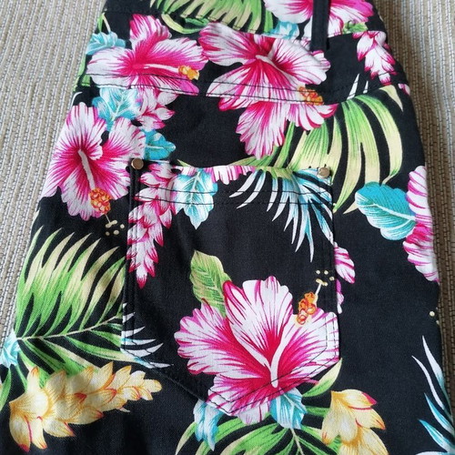E&D Women's Bermuda shorts like new, size L, black floral