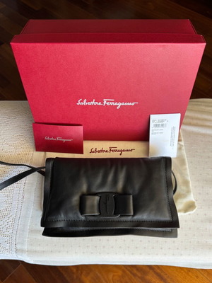 Salvatore Ferragamo Viva Mini τσάντα χιαστί από μαύρο δέρμα μοσχαριού