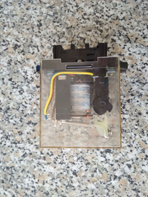 2 ρελέ OMRON καστάνιας με βάσεις, πηνία 220V και 110V