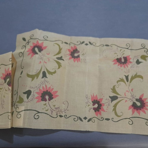 Stamped Embroidery Set "Kyknos" (Runner & 2 Napkins) new
