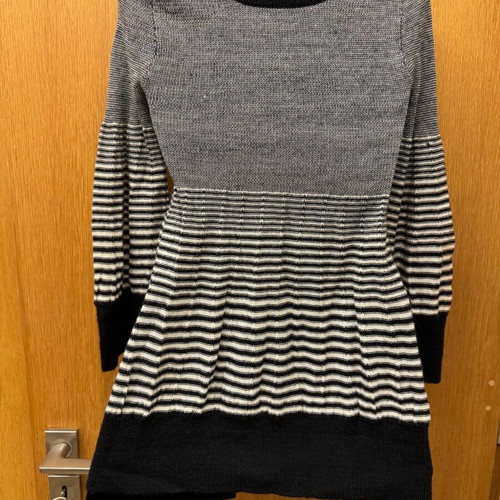 Angie knitted sweater with puff sleeve, like new, size L, black and white