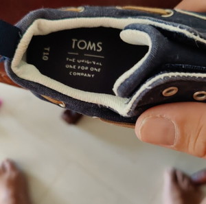 Παιδικό παπούτσι Toms νούμερο 27, σε πολύ καλή κατάσταση