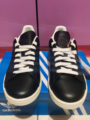 adidas"