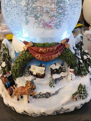 Christmas snow globe like new with music and light change