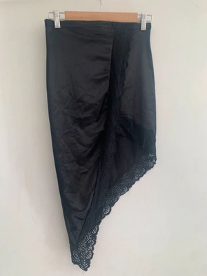 Lynne black elastic skirt used, fits tight M