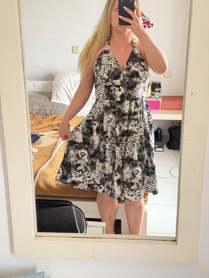 Vintage women's midi dress with halter neckline and black and white floral pattern used