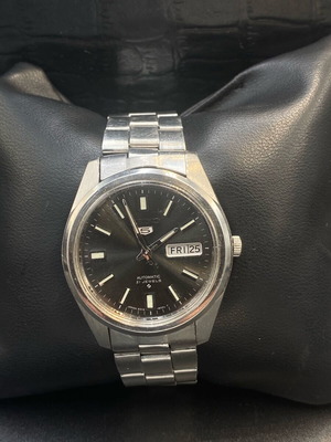 Seiko 5 αυτόματο ρολόι 21 jewels με μαύρο καντράν και ατσάλινη κάσα 37mm