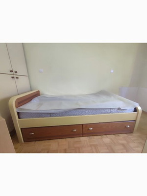 Handmade semi-double bed like new with anatomical mattress and drawers