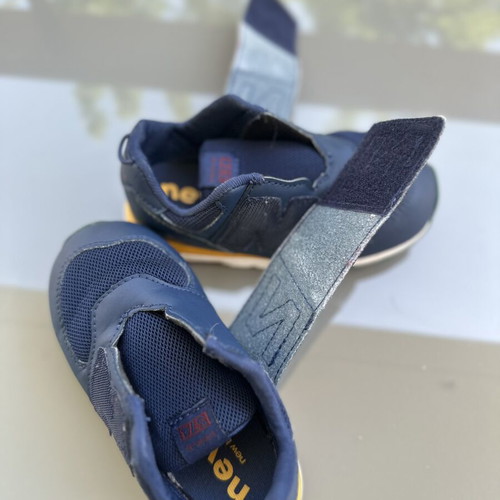 New Balance 574 kids sneakers EU25 blue like new with velcro