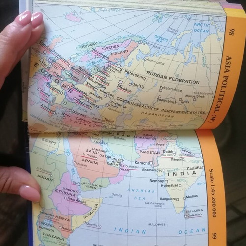 The Bloomsbury Pocket Encyclopedia of the World new, English