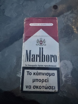Marlboro small red sealed pocket pack