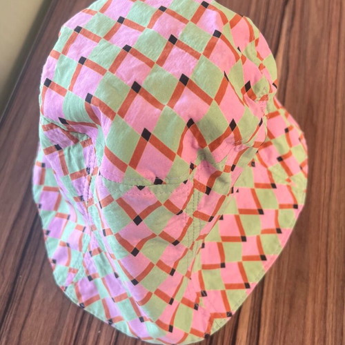 Zara women's hat small with geometric patterns, like new, cotton