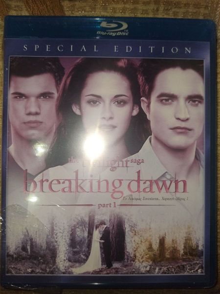  The Twilight Saga breaking dawn part 1 sfragismeno ke new moon official illustrated movie companion