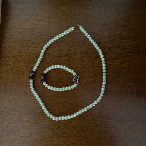 Vintage necklace and bracelet set with cream faux pearls and purple beads like new